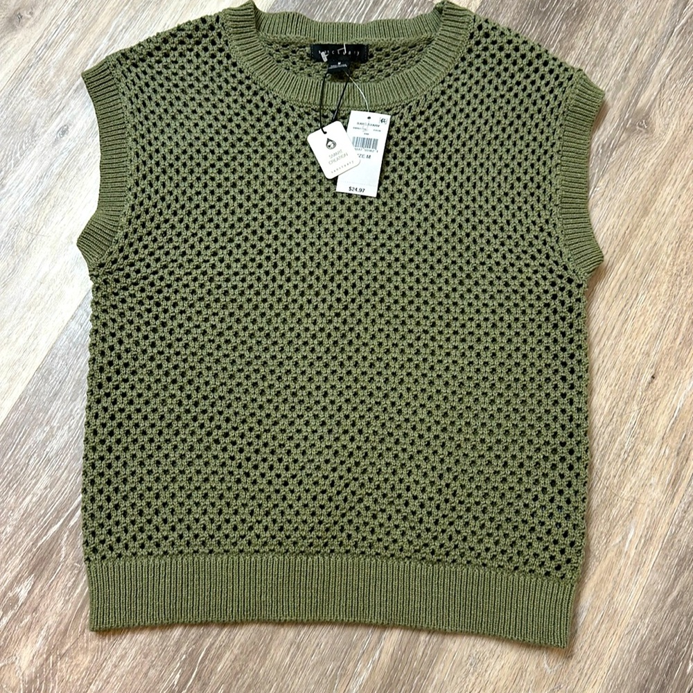 Women’s knit vest size M olive green New with tags